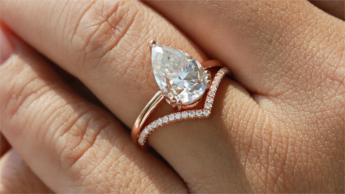 What Sets the Felicegals Art Deco Oval Moissanite Engagement Ring Apart From Other Vintage-Inspired Designs?